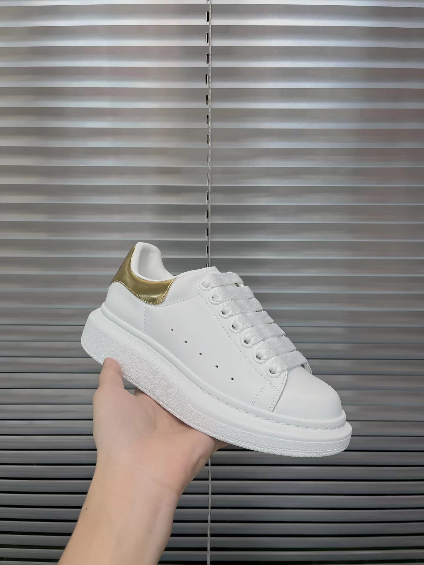 2025 new McQueen white shoes for men and women, leather thick soled height increasing casual shoes, versatile sports board shoes, couple shoes 2025 new McQueen white shoes for men and women, leather thick soled height increasing casual shoes, versatile sports board shoes, couple shoes