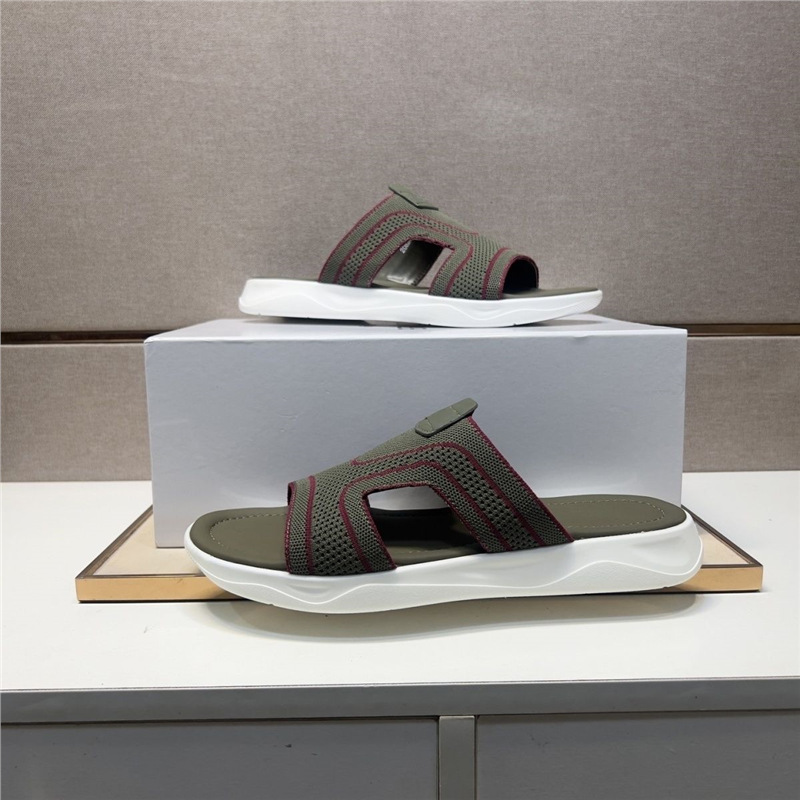 New men's casual slippers, summer beach shoes, ultra soft, high aesthetic, flat bottomed, high-end trendy men's shoes for going out New men's casual slippers, summer beach shoes, ultra soft, high aesthetic, flat bottomed, high-end trendy men's shoes for going out