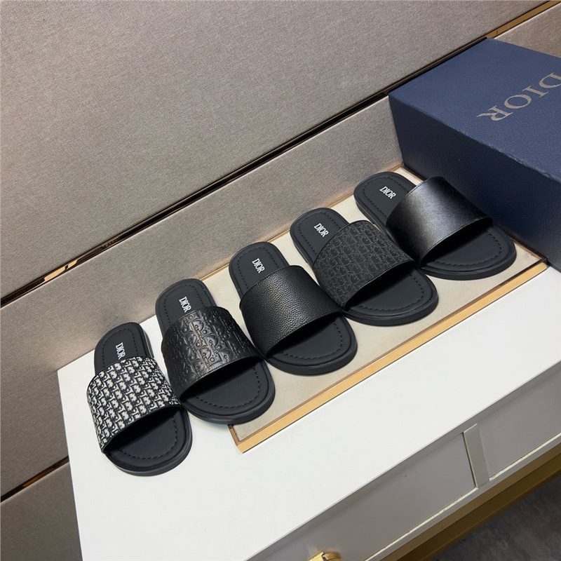 New high-end leather men's slippers, personalized, trendy, fashionable, stylish, stylish, stylish, and trendy for going out. Handsome and popular men's god casual slippers