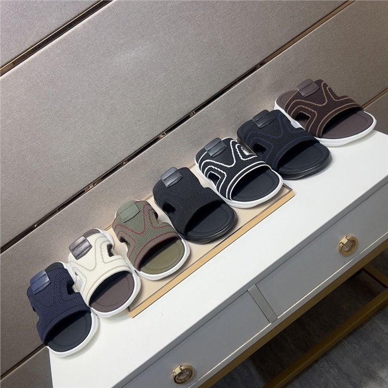 New men's casual slippers, summer beach shoes, ultra soft, high aesthetic, flat bottomed, high-end trendy men's shoes for going out