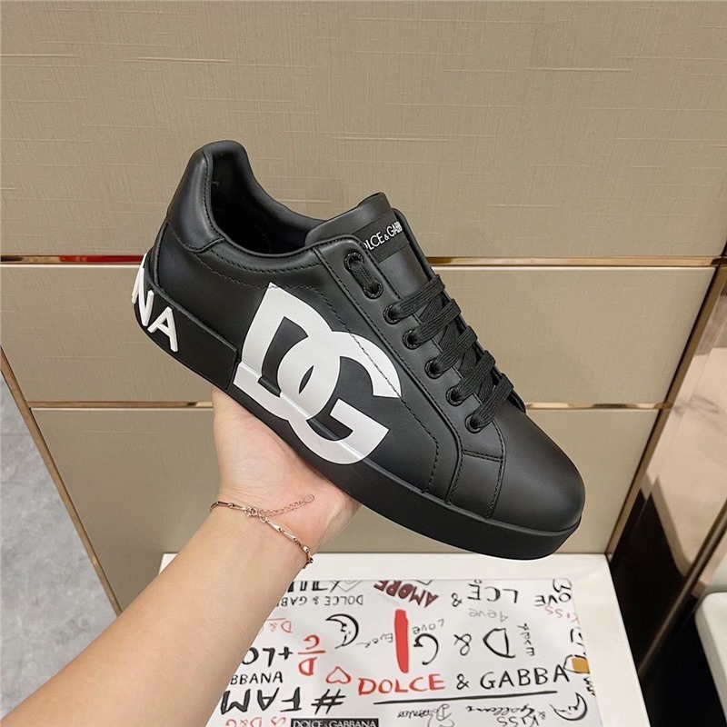 European leather new men's casual shoes versatile sports DG letter board shoes white shoes lace up fashionable men's shoes European leather new men's casual shoes versatile sports DG letter board shoes white shoes lace up fashionable men's shoes