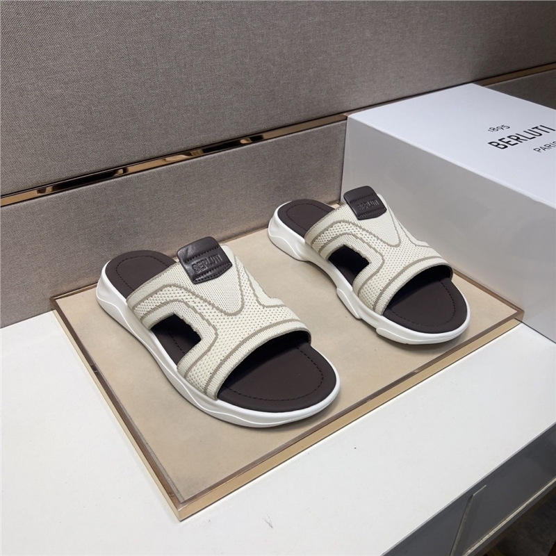 New men's casual slippers, summer beach shoes, ultra soft, high aesthetic, flat bottomed, high-end trendy men's shoes for going out New men's casual slippers, summer beach shoes, ultra soft, high aesthetic, flat bottomed, high-end trendy men's shoes for going out