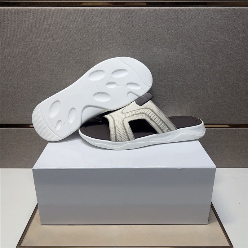 New men's casual slippers, summer beach shoes, ultra soft, high aesthetic, flat bottomed, high-end trendy men's shoes for going out New men's casual slippers, summer beach shoes, ultra soft, high aesthetic, flat bottomed, high-end trendy men's shoes for going out