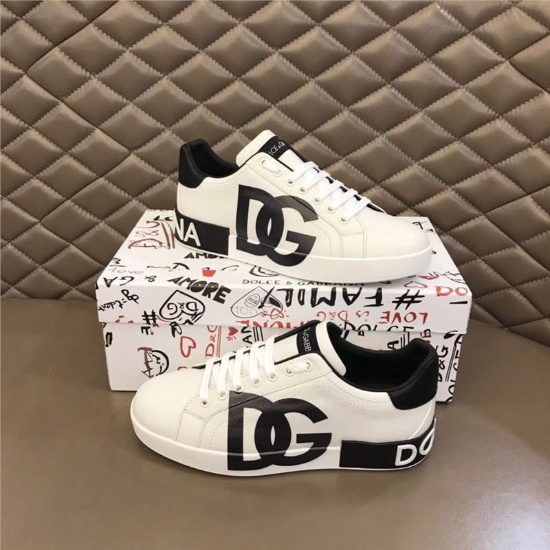 European leather new men's casual shoes versatile sports DG letter board shoes white shoes lace up fashionable men's shoes European leather new men's casual shoes versatile sports DG letter board shoes white shoes lace up fashionable men's shoes