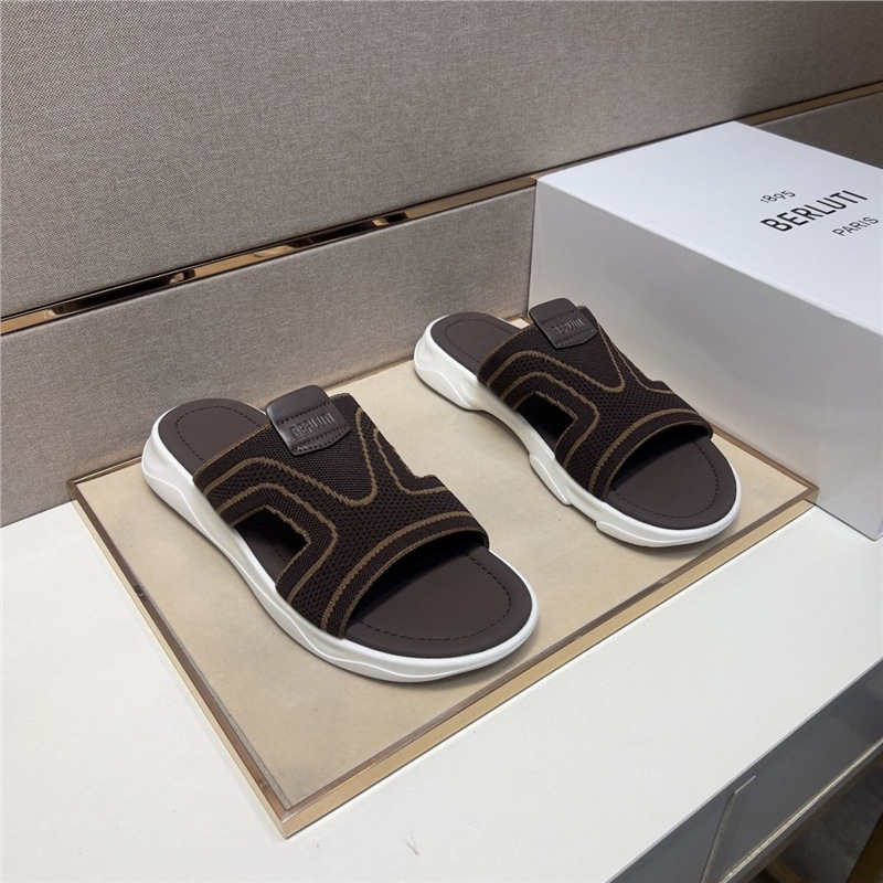 New men's casual slippers, summer beach shoes, ultra soft, high aesthetic, flat bottomed, high-end trendy men's shoes for going out New men's casual slippers, summer beach shoes, ultra soft, high aesthetic, flat bottomed, high-end trendy men's shoes for going out