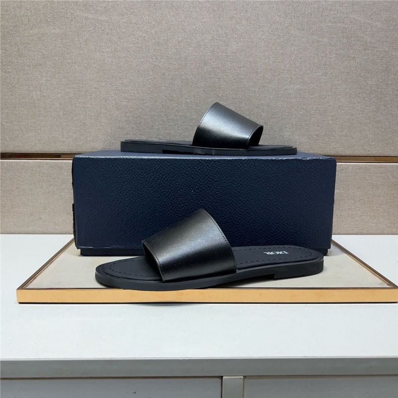 New high-end leather men's slippers, personalized, trendy, fashionable, stylish, stylish, stylish, and trendy for going out. Handsome and popular men's god casual slippers New high-end leather men's slippers, personalized, trendy, fashionable, stylish, stylish, stylish, and trendy for going out. Handsome and popular men's god casual slippers