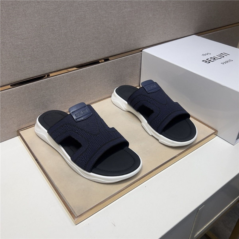 New men's casual slippers, summer beach shoes, ultra soft, high aesthetic, flat bottomed, high-end trendy men's shoes for going out New men's casual slippers, summer beach shoes, ultra soft, high aesthetic, flat bottomed, high-end trendy men's shoes for going out