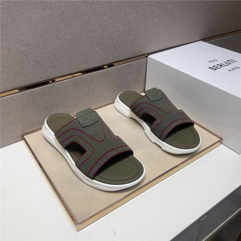 New men's casual slippers, summer beach shoes, ultra soft, high aesthetic, flat bottomed, high-end trendy men's shoes for going out New men's casual slippers, summer beach shoes, ultra soft, high aesthetic, flat bottomed, high-end trendy men's shoes for going out