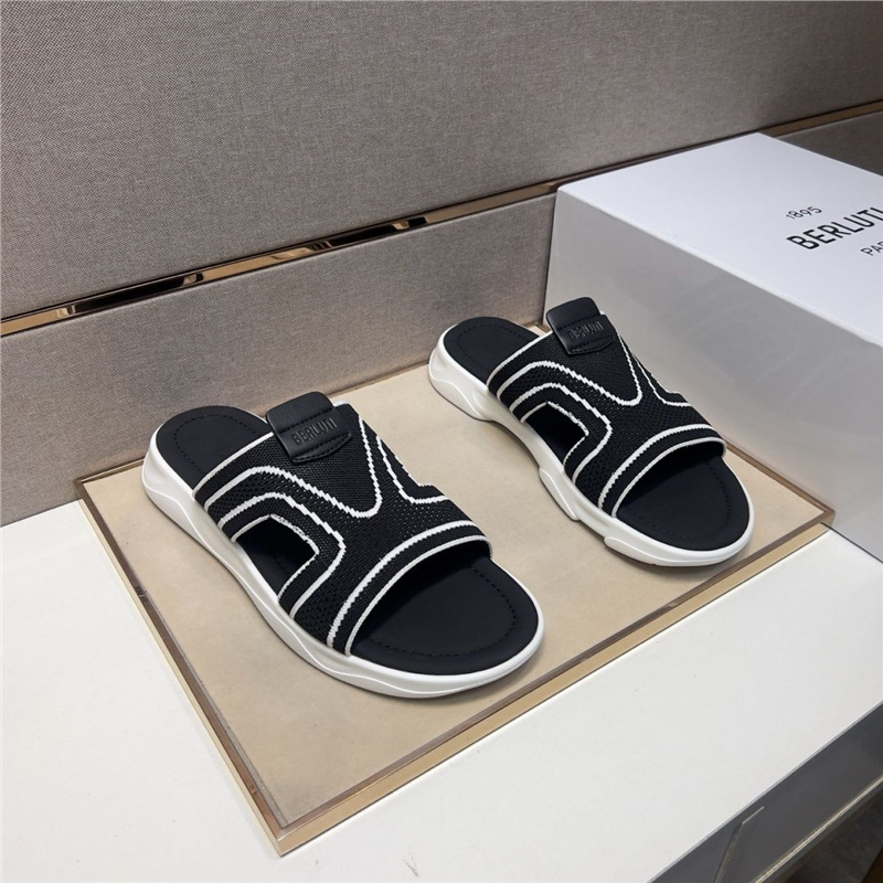 New men's casual slippers, summer beach shoes, ultra soft, high aesthetic, flat bottomed, high-end trendy men's shoes for going out New men's casual slippers, summer beach shoes, ultra soft, high aesthetic, flat bottomed, high-end trendy men's shoes for going out