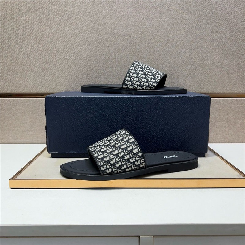 New high-end leather men's slippers, personalized, trendy, fashionable, stylish, stylish, stylish, and trendy for going out. Handsome and popular men's god casual slippers New high-end leather men's slippers, personalized, trendy, fashionable, stylish, stylish, stylish, and trendy for going out. Handsome and popular men's god casual slippers