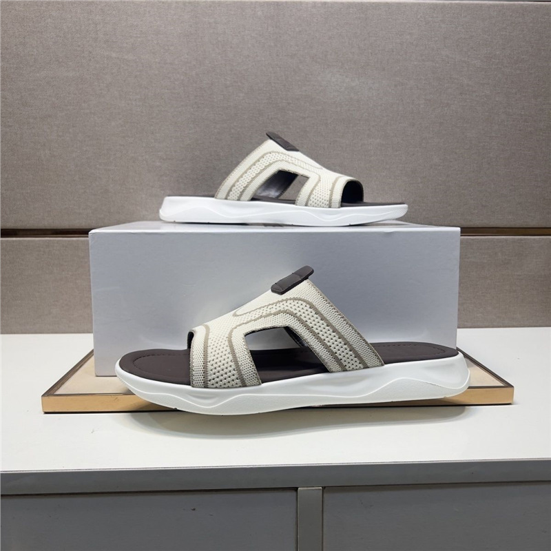 New men's casual slippers, summer beach shoes, ultra soft, high aesthetic, flat bottomed, high-end trendy men's shoes for going out New men's casual slippers, summer beach shoes, ultra soft, high aesthetic, flat bottomed, high-end trendy men's shoes for going out