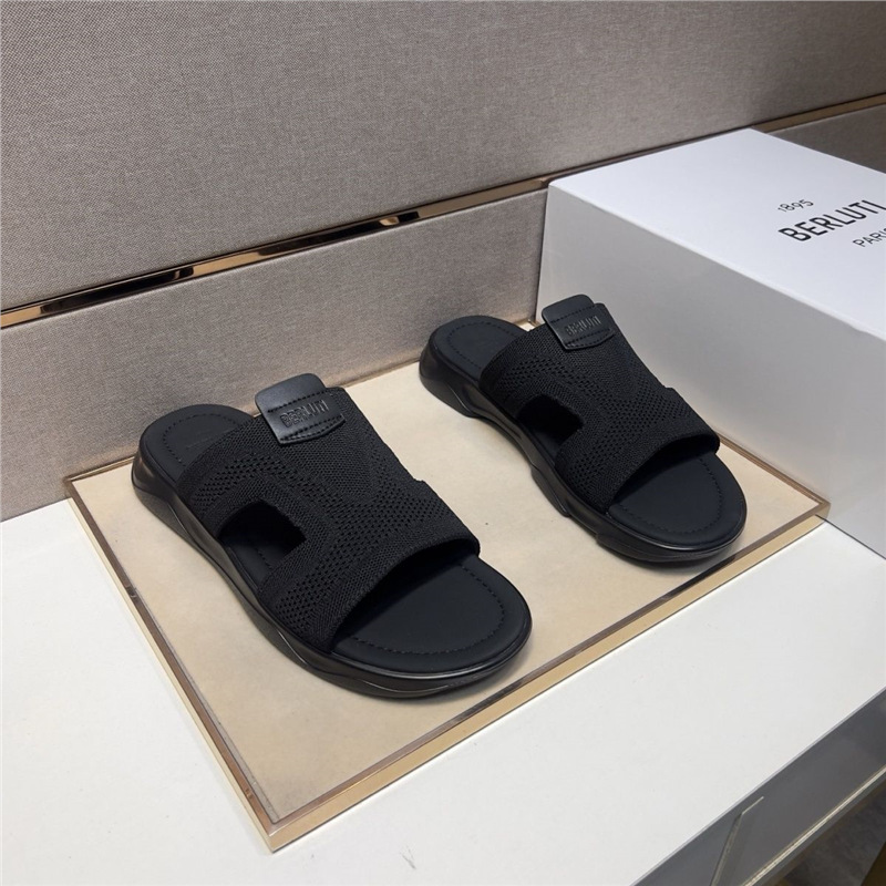 New men's casual slippers, summer beach shoes, ultra soft, high aesthetic, flat bottomed, high-end trendy men's shoes for going out New men's casual slippers, summer beach shoes, ultra soft, high aesthetic, flat bottomed, high-end trendy men's shoes for going out
