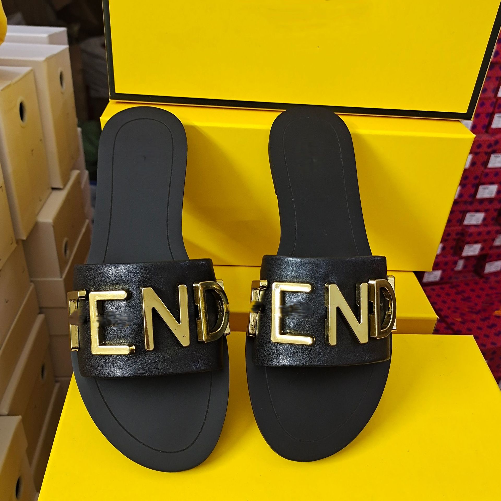 2025 Summer New Style Small Flat Flat Fashion One Word Slippers for Women's Fairy Wind Cool Slippers for Women's Outerwear