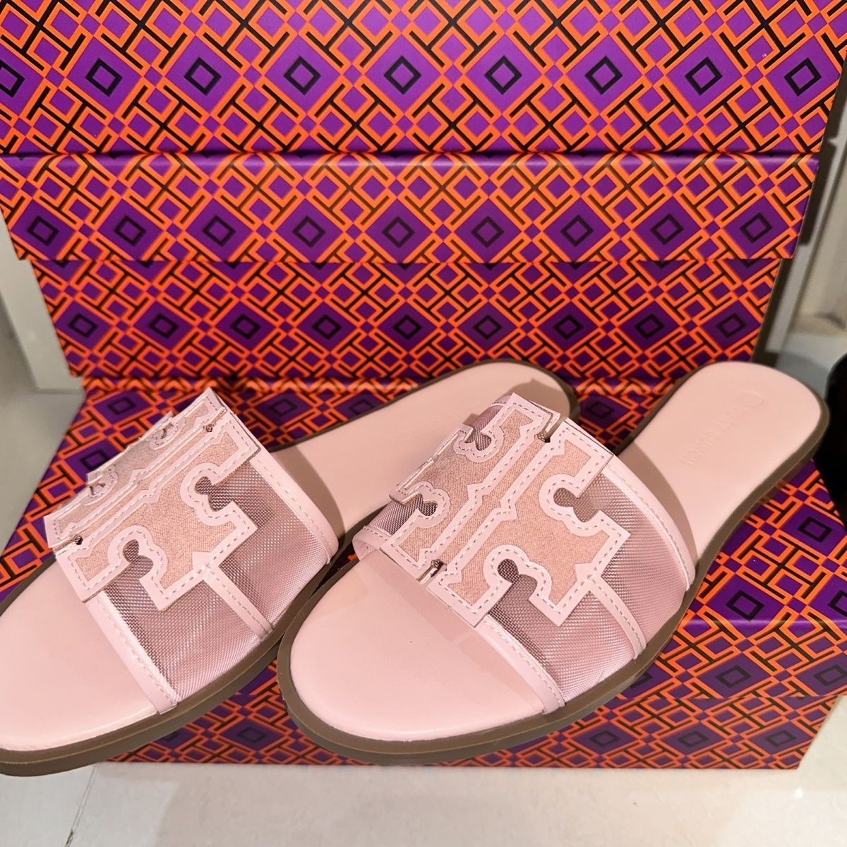 Flat bottomed one-piece slippers for women in the summer of 2025, fashionable for outdoor wear, vacation and tourism, beach shoes with exposed toes, cool slippers Flat bottomed one-piece slippers for women in the summer of 2025, fashionable for outdoor wear, vacation and tourism, beach shoes with exposed toes, cool slippers