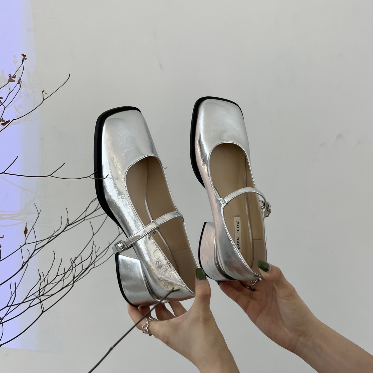 Spring 2025 new square heel Mary Jane shoes with British style square toe black patent leather small leather shoes Le Fu single shoes Spring 2025 new square heel Mary Jane shoes with British style square toe black patent leather small leather shoes Le Fu single shoes