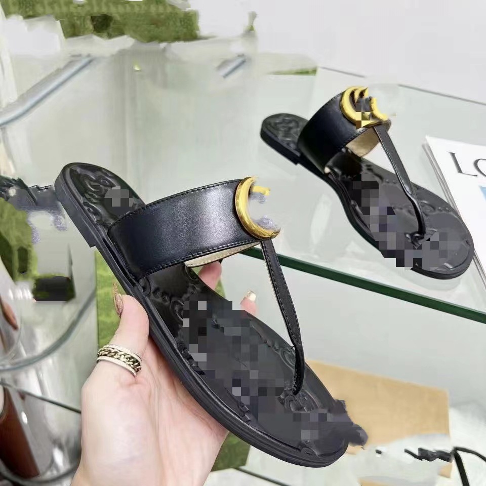 2025 summer new versatile flat bottomed women's shoes with clip on feet, women's T-shaped open toe slippers for casual outdoor wear, travel sand