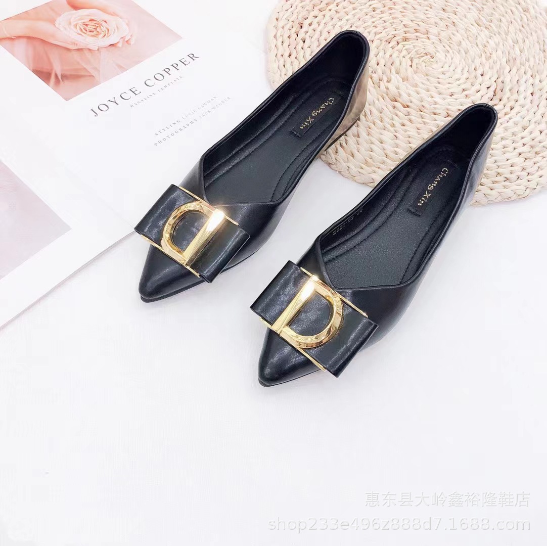 2022 new pointed shallow mouth flat shoes Korean version fashionable casual women's single shoes metal decorative buckle flat shoes