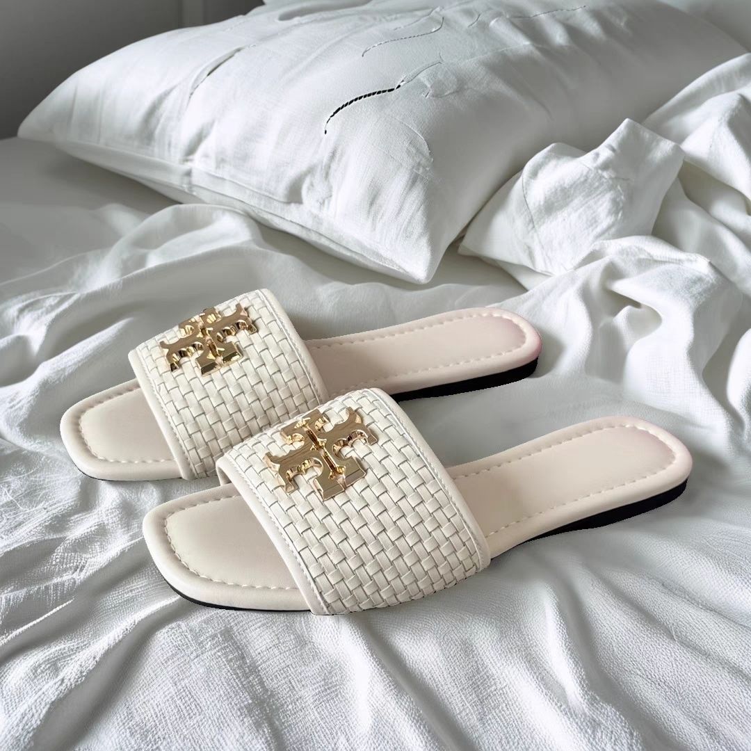 TB women's leather flat slippers are comfortable for women's summer outdoor wear. New Korean version one word versatile beach travel cool shoes TB women's leather flat slippers are comfortable for women's summer outdoor wear. New Korean version one word versatile beach travel cool shoes