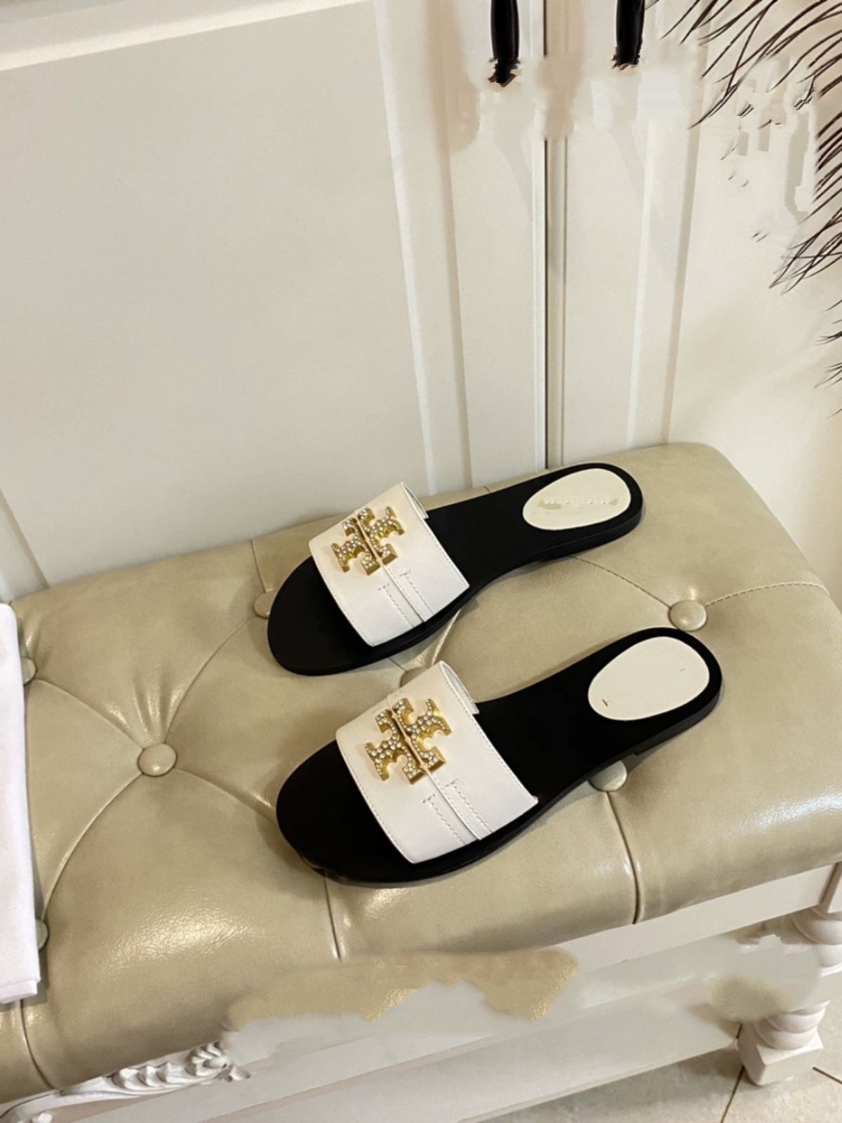 TB rhinestone women's slippers 2025 summer new casual and comfortable flat bottomed women's cool one-piece slippers TB rhinestone women's slippers 2025 summer new casual and comfortable flat bottomed women's cool one-piece slippers