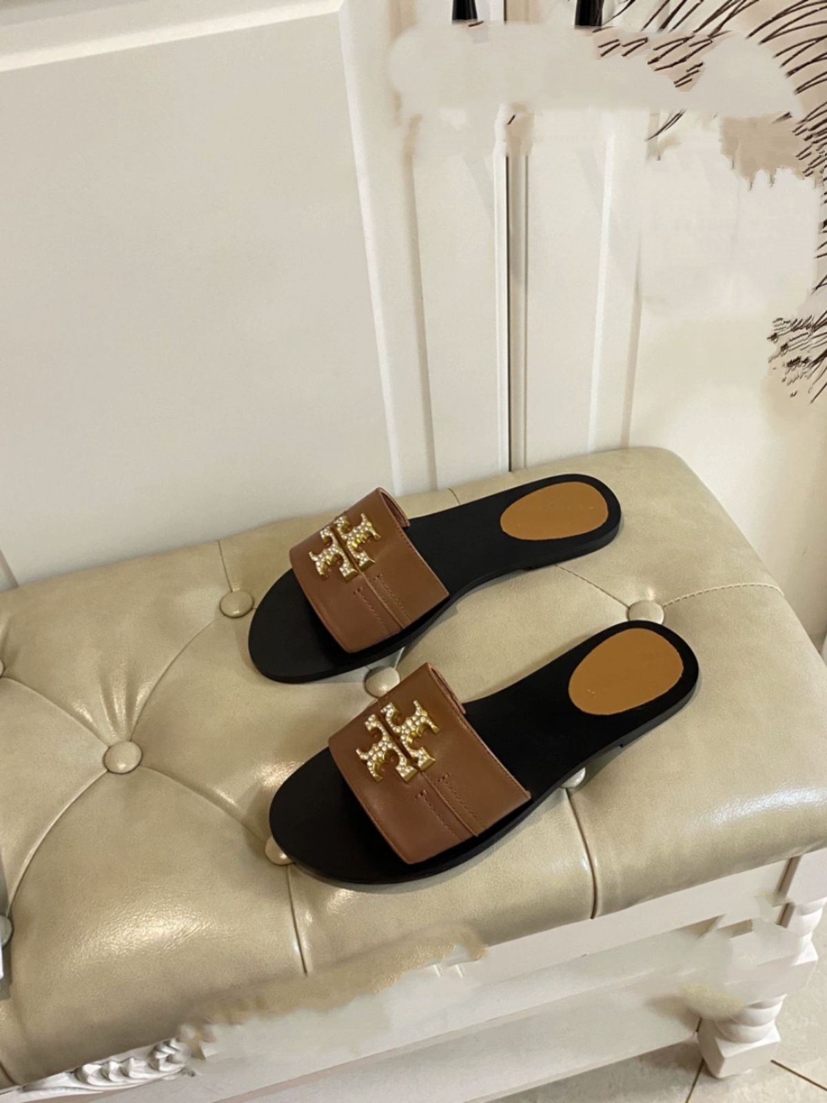 TB rhinestone women's slippers 2025 summer new casual and comfortable flat bottomed women's cool one-piece slippers TB rhinestone women's slippers 2025 summer new casual and comfortable flat bottomed women's cool one-piece slippers