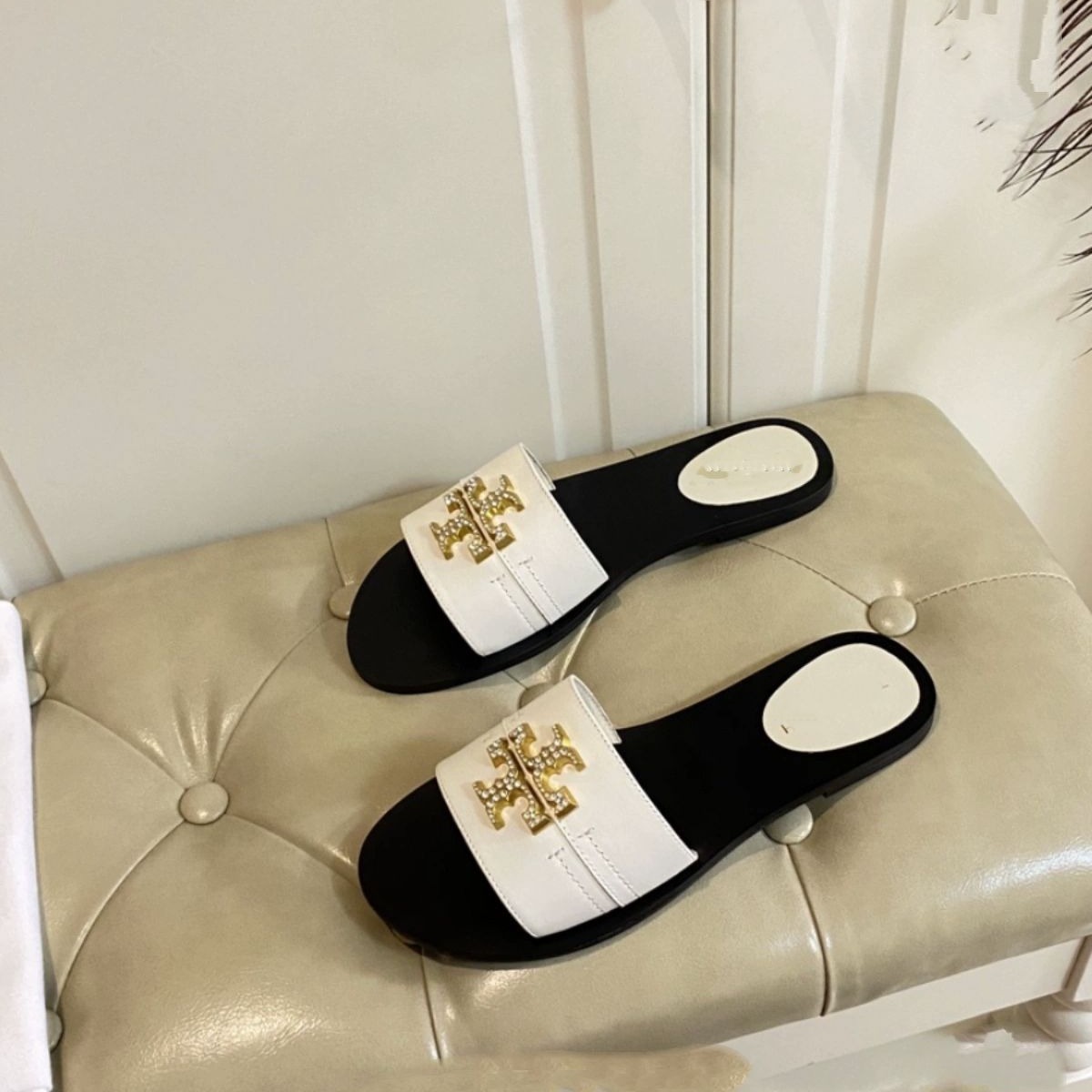 TB rhinestone women's slippers 2025 summer new casual and comfortable flat bottomed women's cool one-piece slippers TB rhinestone women's slippers 2025 summer new casual and comfortable flat bottomed women's cool one-piece slippers