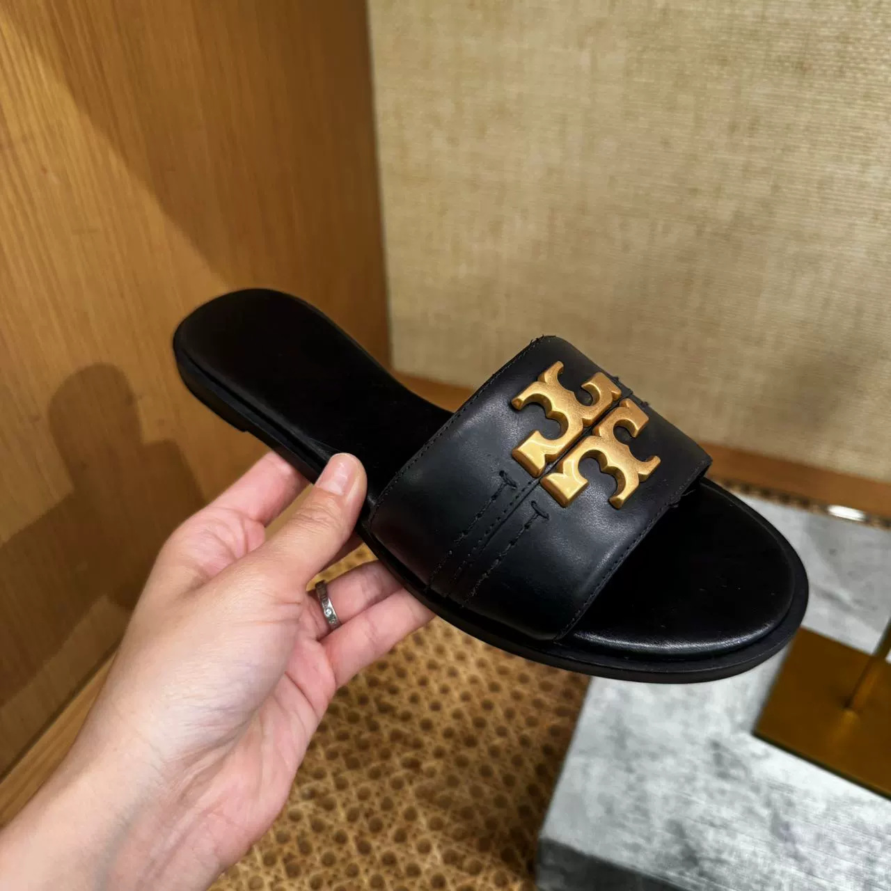 2025 new casual and comfortable leather slippers with metal buckle flat bottom for home and outdoor wear 2025 new casual and comfortable leather slippers with metal buckle flat bottom for home and outdoor wear