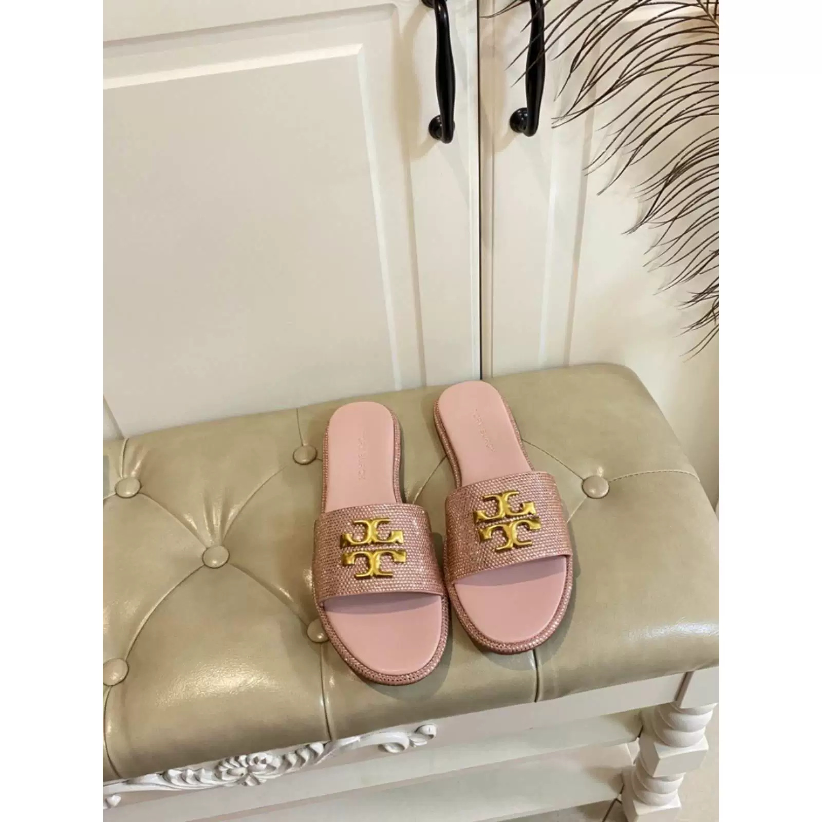 In stock 2025 new TB flat bottomed with diamond surround diamond straight drag fashionable and comfortable high-quality slippers for women In stock 2025 new TB flat bottomed with diamond surround diamond straight drag fashionable and comfortable high-quality slippers for women