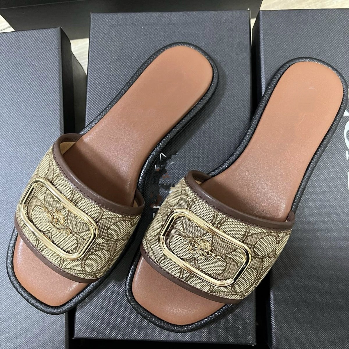 C family slippers for women's outdoor wear, 2025 summer new style, girlish heart, fashionable and versatile, flat bottomed soft fairy, cool slippers, beach trend, i