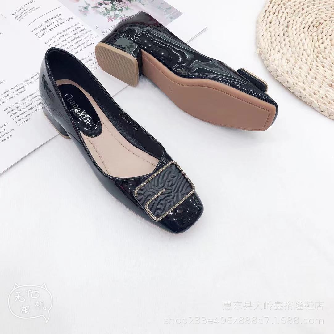 Square toe thick single order shoes for women 2022 spring collection retro British style horse collar buckle mid heel women's commuting shoes
