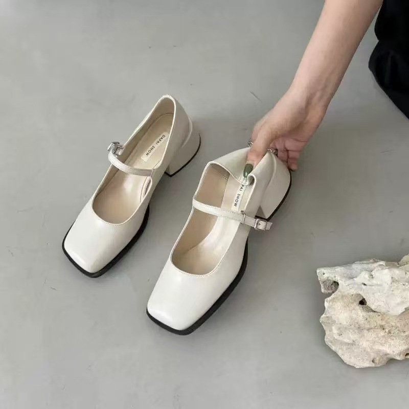 Spring 2025 new square heel Mary Jane shoes with British style square toe black patent leather small leather shoes Le Fu single shoes Spring 2025 new square heel Mary Jane shoes with British style square toe black patent leather small leather shoes Le Fu single shoes