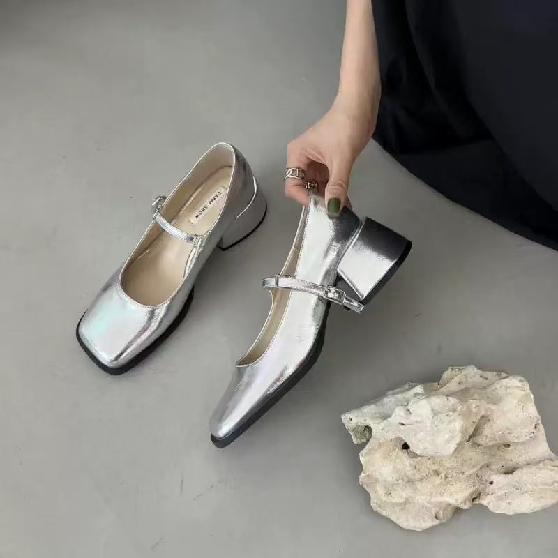 Spring 2025 new square heel Mary Jane shoes with British style square toe black patent leather small leather shoes Le Fu single shoes Spring 2025 new square heel Mary Jane shoes with British style square toe black patent leather small leather shoes Le Fu single shoes
