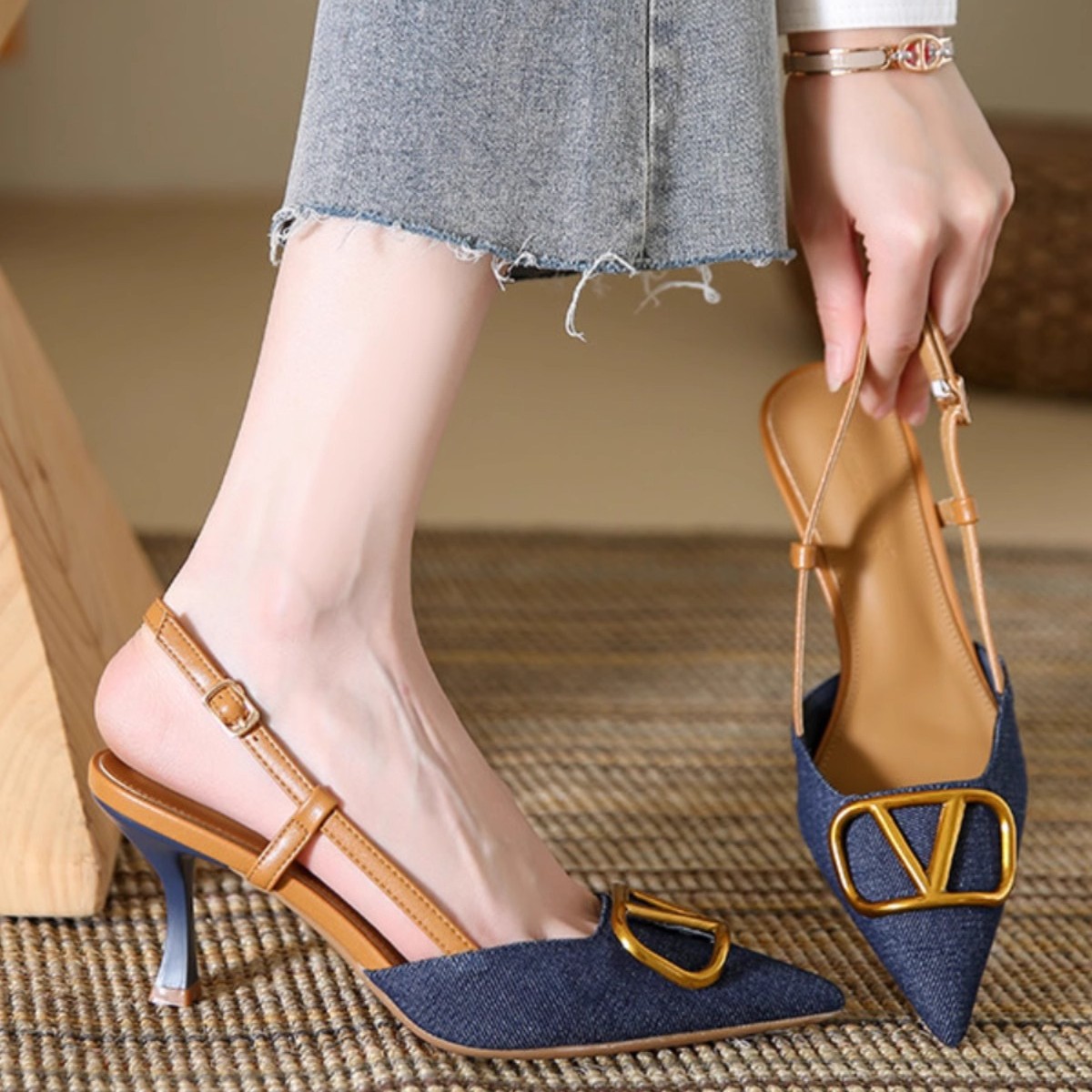 Korean version of high-end, elegant, pointed, thin, and tailored shoes. Spring and Autumn new style, exquisite temperament, versatile denim, high-heeled sandals Korean version of high-end, elegant, pointed, thin, and tailored shoes. Spring and Autumn new style, exquisite temperament, versatile denim, high-heeled sandals