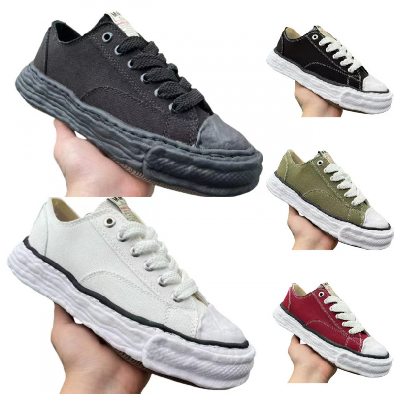 2025 new bread shoes, white shoes, height increasing dissolving shoes, men's and women's board shoes, soft soled European station cross-border shoes