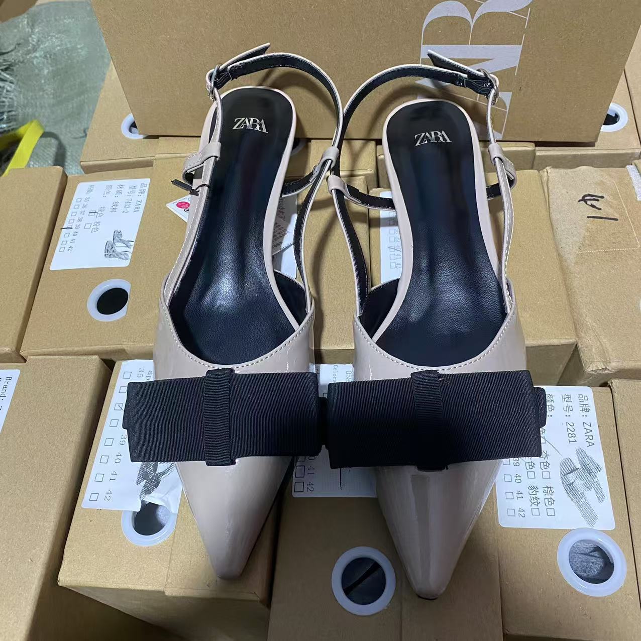 ZA2024 autumn and winter new color blocked patent leather bow decoration middle heel shoes women's bag head small fragrant style pointed shallow mouth sandals