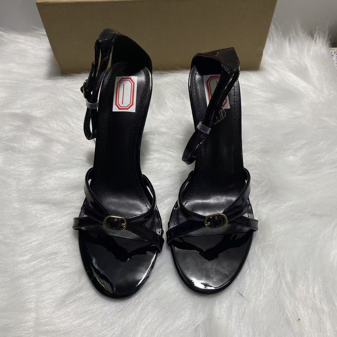 French high-end slim strap sheepskin 2025 summer flat bottomed round toe exposed toe genuine leather versatile one-piece buckle sandals for women