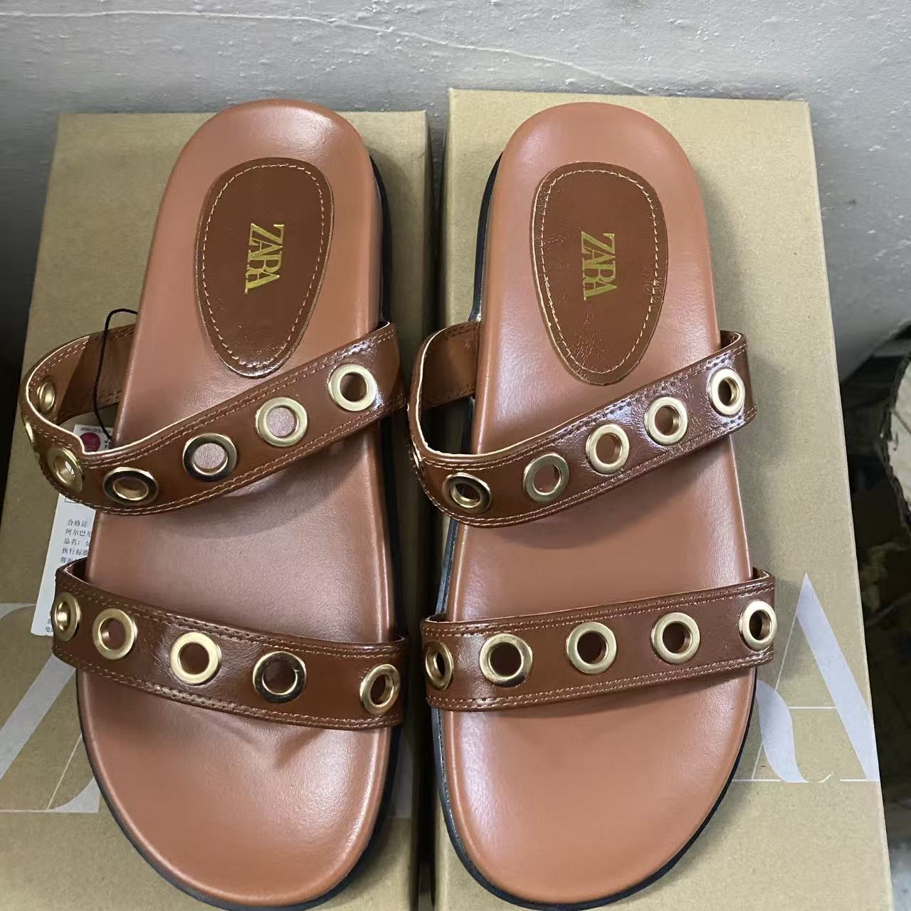 ZA2025 new black women's shoes with French copper buckle decoration, thick sole, exposed toe, straight strap, low heel, perforated shoes, flat bottomed sandals