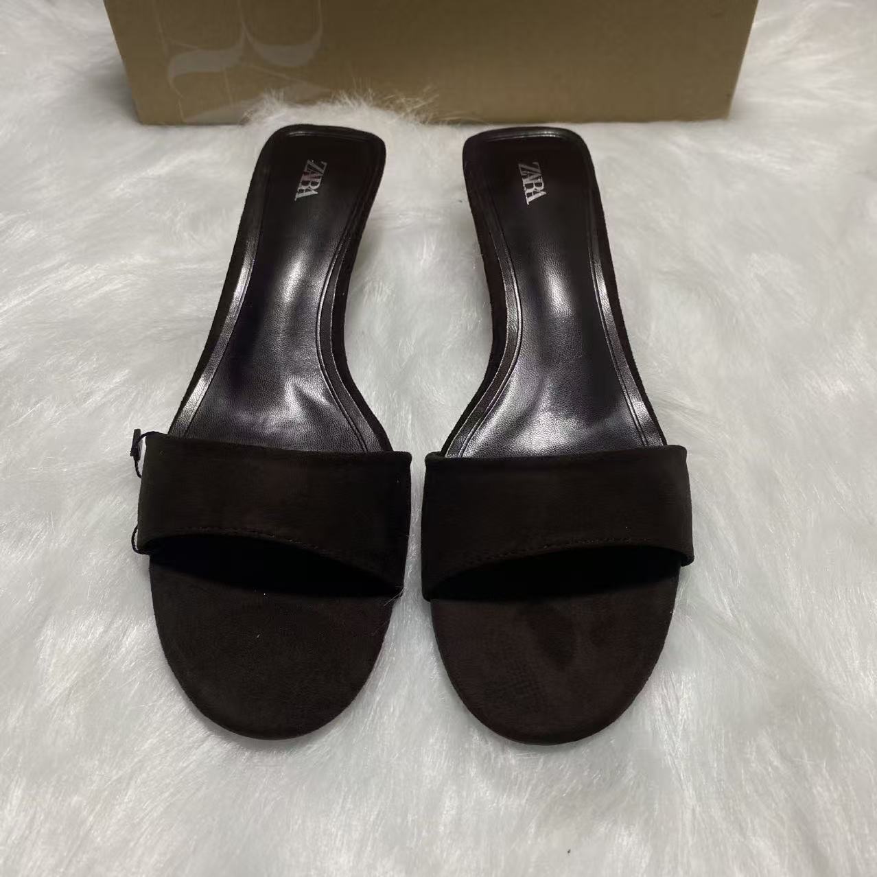 Korean version of simple round toe wedge and one line sandals for women 2025 new style, versatile for wearing outside, frosted with skirt, low heel sandals