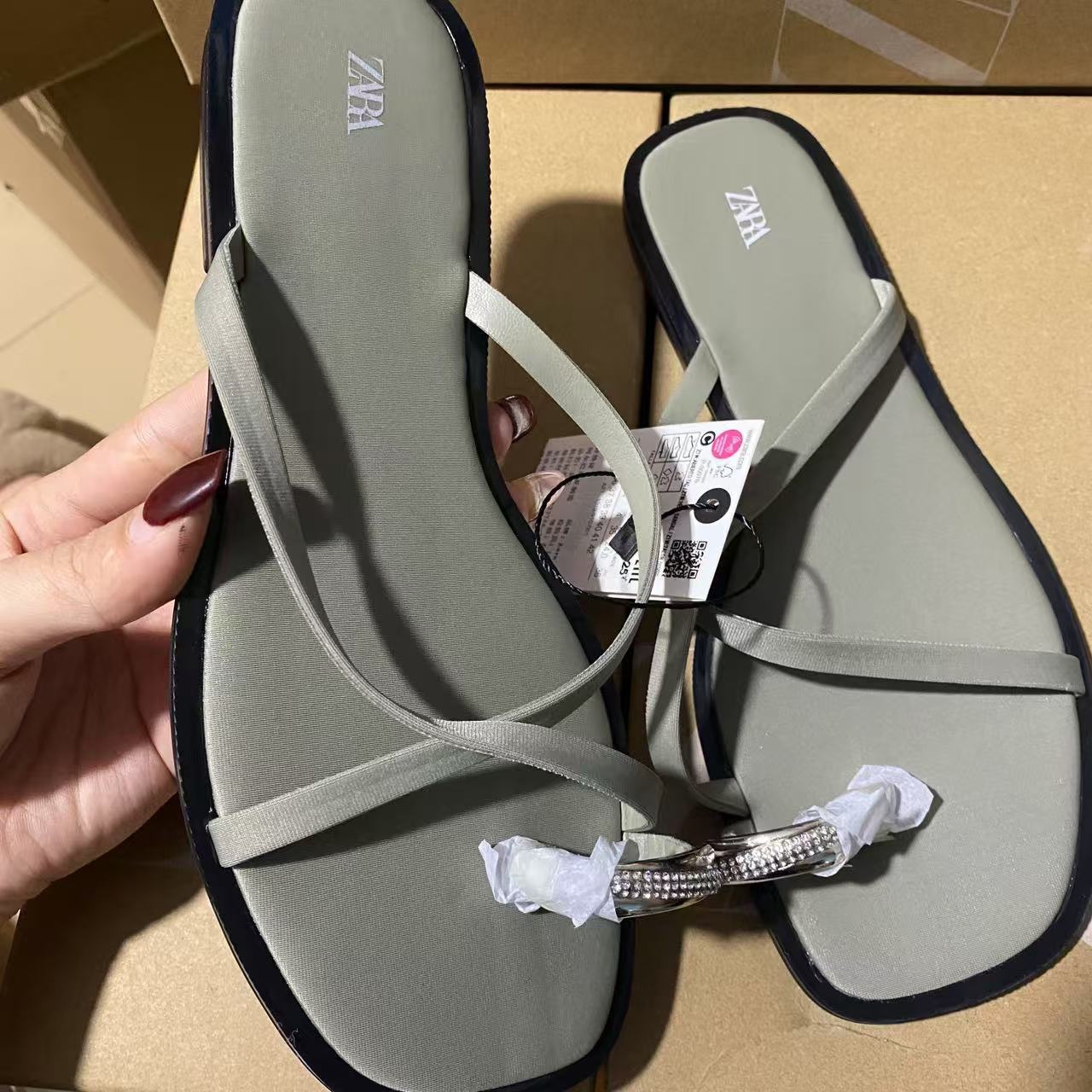 One button elegant sandals for women, 2024 summer new style, ladylike temperament, street photography set, toe flat shoes, European station, college style