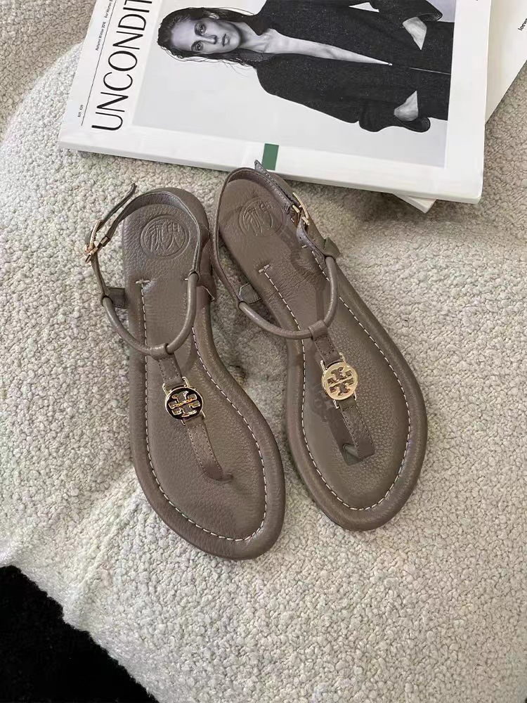 2023 TB new leather clip toe sandals for women, flat bottomed and versatile Roman herringbone clip toe sandals in large size 2023 TB new leather clip toe sandals for women, flat bottomed and versatile Roman herringbone clip toe sandals in large size